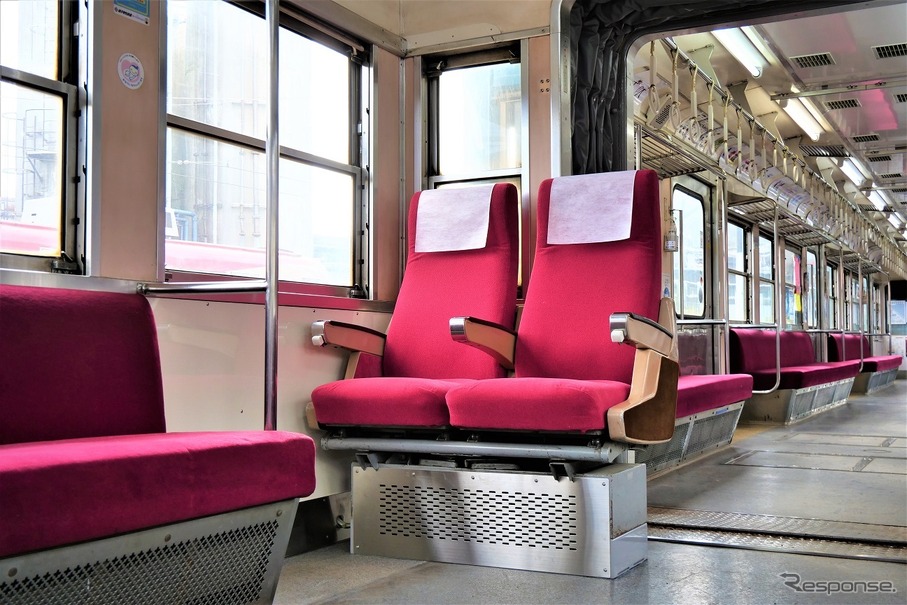 かつての首都圏グリーン車の簡易リクライニングシートを思わせる3000形3501号の「銚電ロマンスシート」。元々は新幹線用のシートだった。