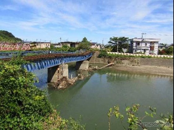 変状した五能線陸奥赤石～鯵ヶ沢間の中村川橋梁。