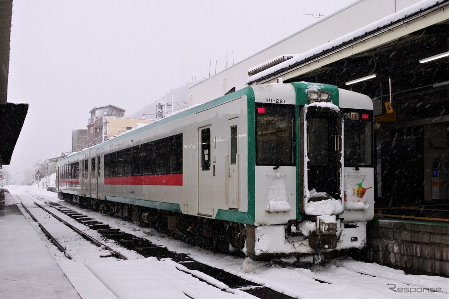 陸羽東線鳴子温泉駅のキハ110系気動車。宮城県と山形県の県境を越える同駅と最上駅との間は2021年度も輸送密度、営業係数ともにワースト1だった。ちなみにコロナ禍前の2019年度は79人/日で、花輪線荒屋新町～鹿角花輪間をわずかに上回っていた。