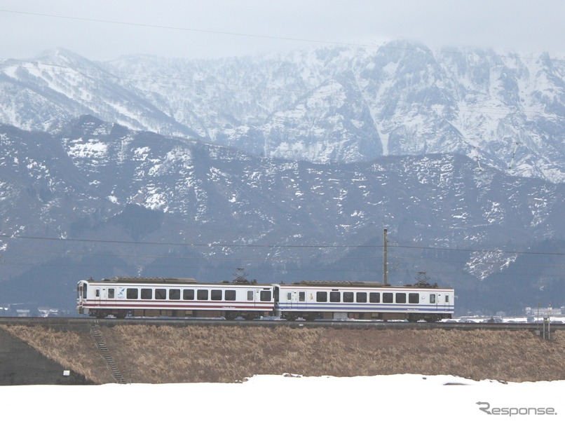 日本でも有数の豪雪地帯を通るほくほく線。在来線最高速度日本一で名を馳せた同線も、2023年3月のダイヤ改正後は100km/h未満にダウンする。