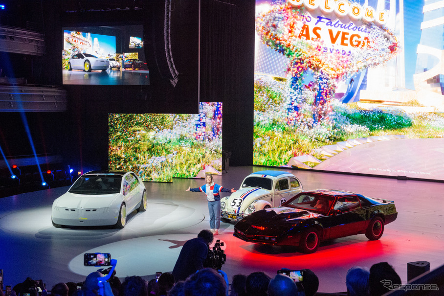 BMW i VISION Dee、ハービー、ナイト2000（左から）