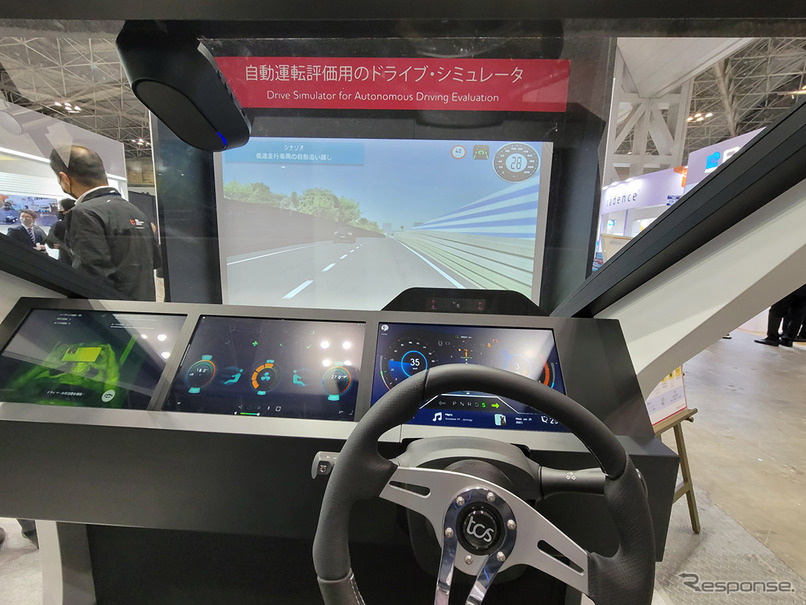 自動運転システム評価用のドライブシミュレーター。自動運転システムもタタ社製のもの