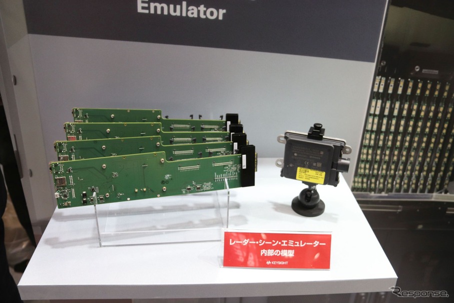 キーサイト・テクノロジーが出展したレーダーシーンエミュレーターのプロトタイプ基板。製品版では1枚の基板に複数のアンテナが配置される