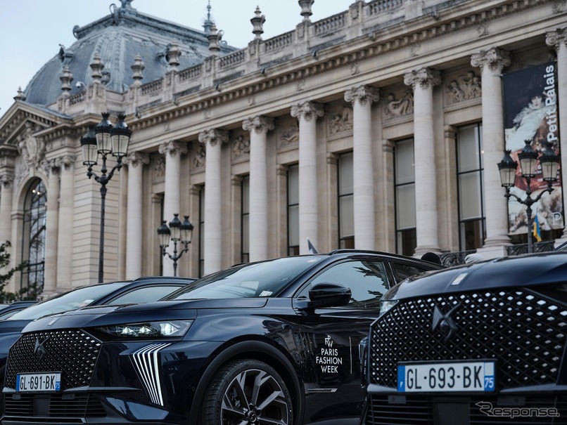 「パリ・ファッションウィーク秋冬2023/2024」の公式車両に起用された DS 7 のPHEV
