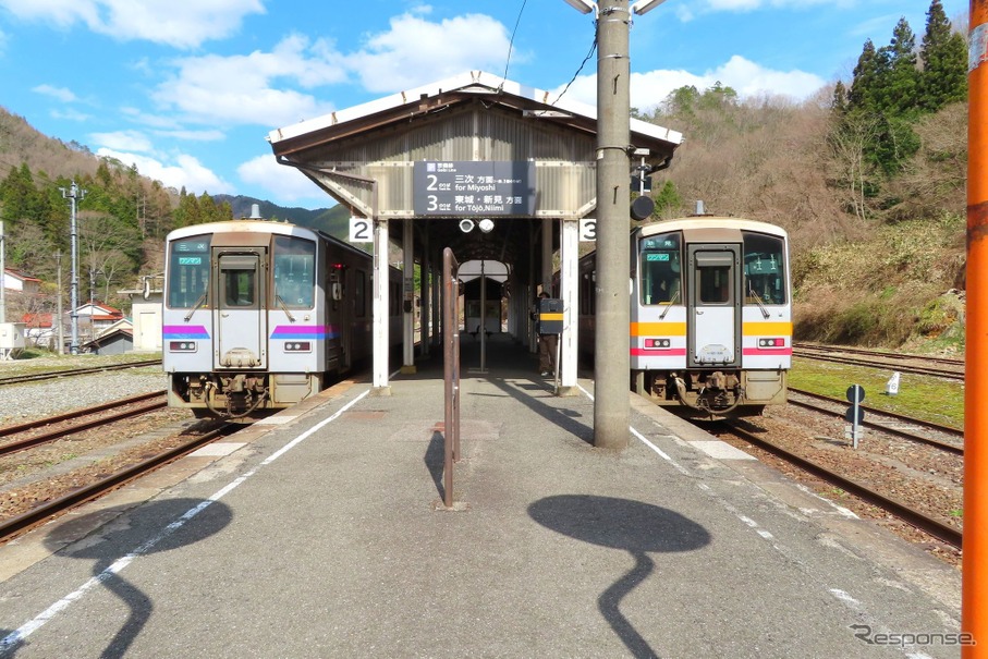 芸備線備後落合駅で並ぶ芸備線の気動車。同線は広島都市圏の下深川～広島間で輸送密度が8000人キロを超えていることから、路線全体の輸送密度は1106人キロとなっているが、全体の7割は1000人キロ以下と厳しい数字が続いている。