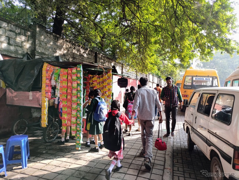 慣れない子どもは必ず、運転手か上級生が校門まで手を引いて送る