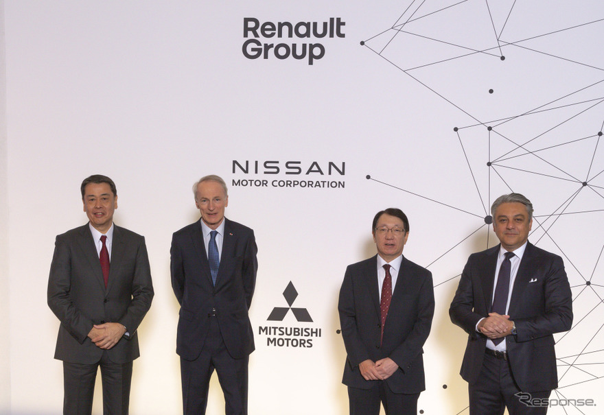 左から日産自動車の内田誠社長兼CEO、ルノーのジャンドミニク・スナール会長、三菱自動車工業の加藤隆雄社長兼CEO、ルノーのルカ・デメオCEO