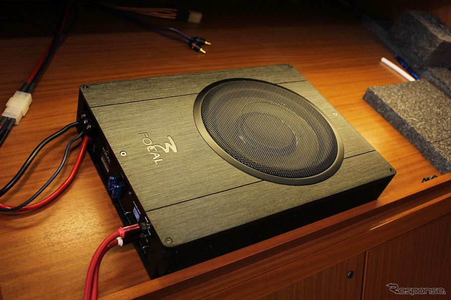 送料無料 通販  低音強化］音に効く「小型・薄型のパワードサブウーファー」の カーオーディオ