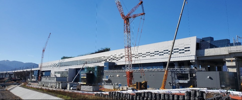 1月時点の北陸新幹線敦賀駅。2月15日までには一部の仮設設備を除いて東西両面の足場が解体される。