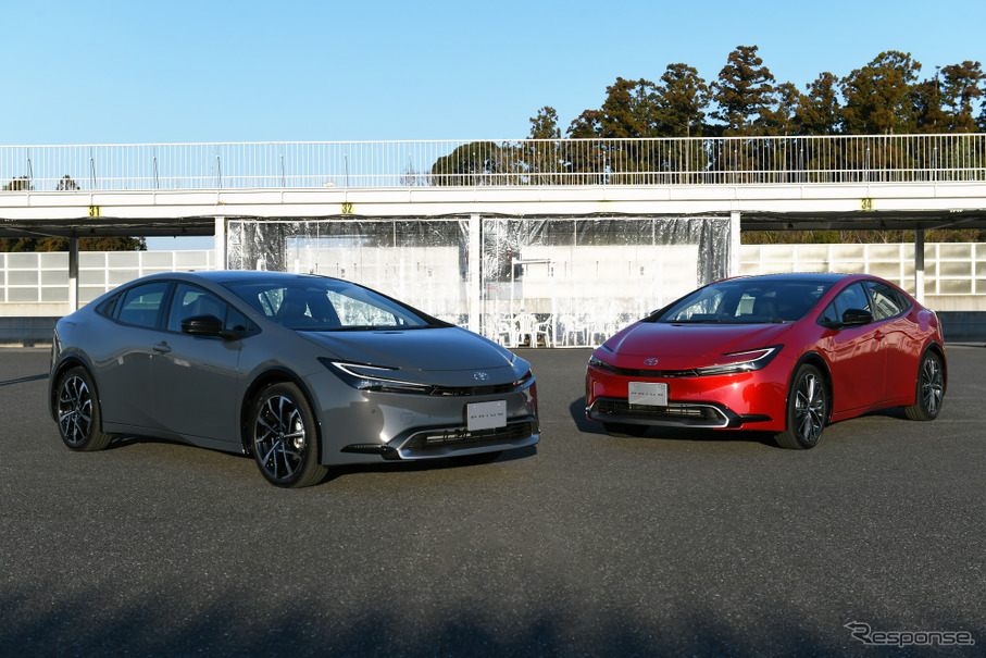 トヨタ プリウスPHEV（プロトタイプ、左）とトヨタ プリウス（2.0リットルHEV、右）