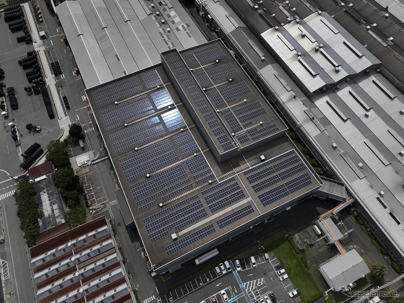 屋上太陽光発電パネルの様子（下関工場）