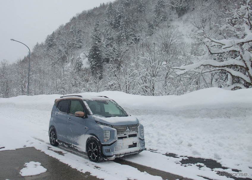 三菱 eKクロスEV 冬季1200km試乗前編：山形～福島県境の大峠トンネル前のパーキングにて記念撮影。もう道はそれほど過酷ではない。