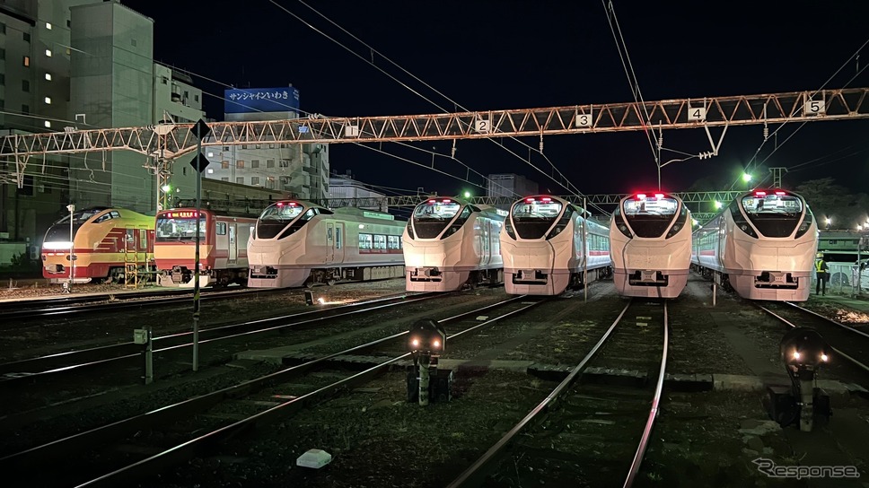 車両基地に並ぶ常磐線用の車両。国鉄特急色のE653系（左）の隣が「赤電」カラーのE531系。