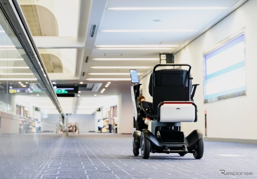 羽田空港内を自動運転で回送するWHILLの車いす