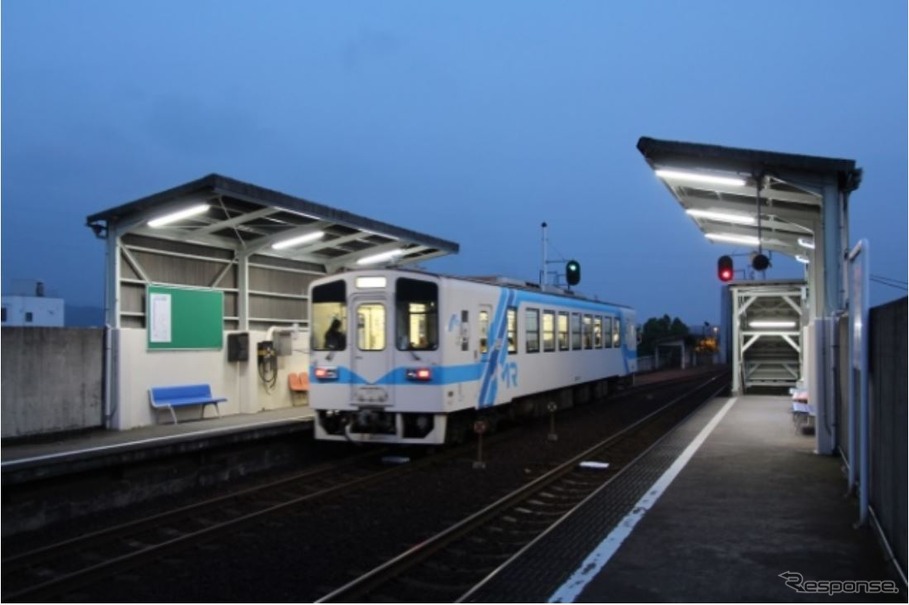 大規模修繕が計画されている西富井駅付近の高架区間。駅部分は2014年6月に改修工事が完了している。
