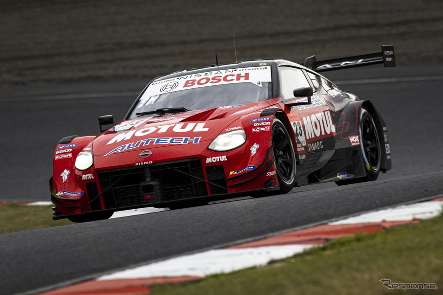 GT500クラス優勝の#23 MOTUL AUTECH Z（松田次生／ロニー・クインタレッリ）