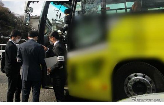 貸切バスに対する街頭検査の様子（参考画像）