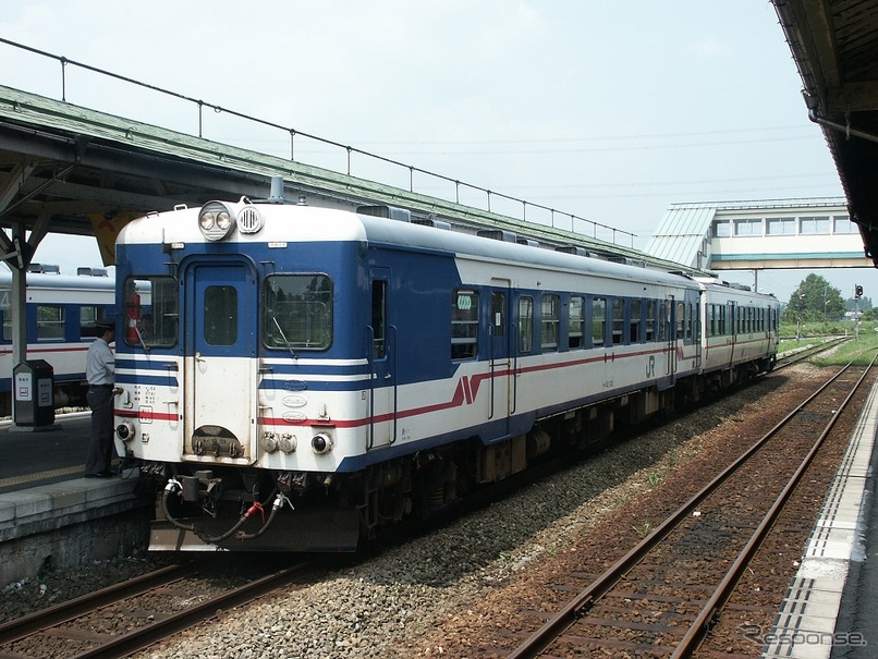 米坂線で旧型気動車のキハ52が運用されていた頃の今泉駅。2004年7月。