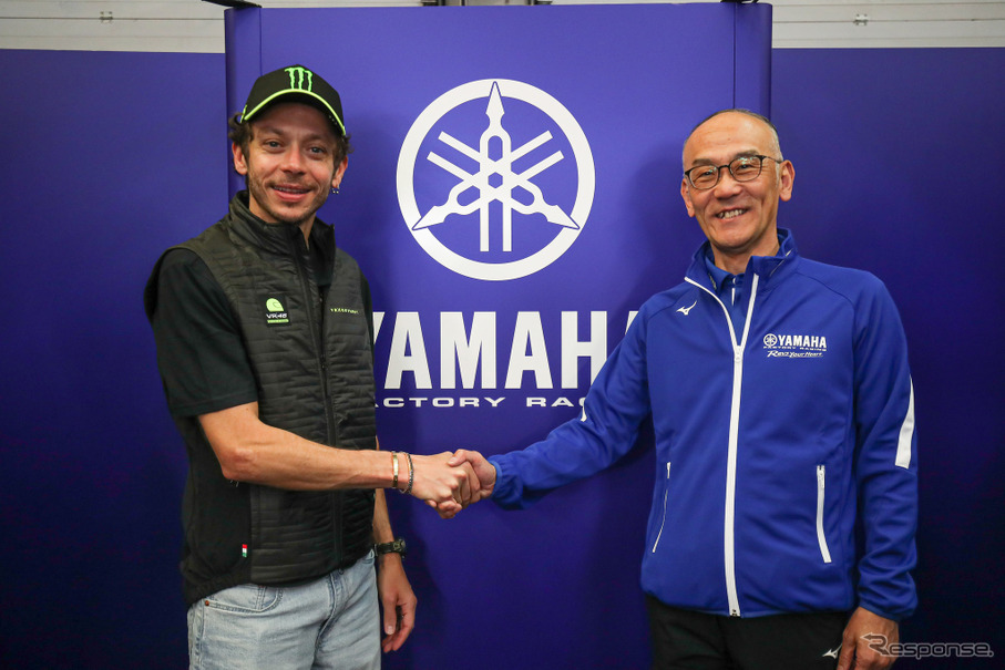 バレンティーノ・ロッシ選手（左）とヤマハ発動機の日高祥博社長（右）