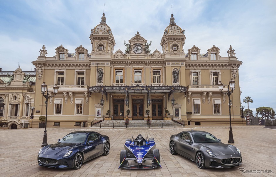 マセラティ・グラントゥーリズモ 新型の「フォルゴーレ」と「トロフェオ」。中央はフォーミュラEマシン