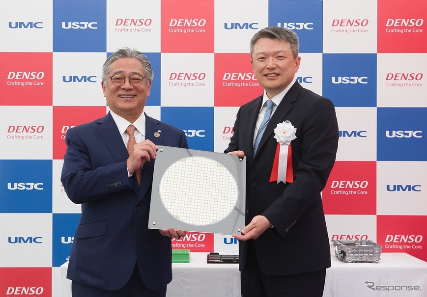 出荷式の様子、デンソー 有馬浩二社長（左）とUMC Co-President Jason Wang（右）