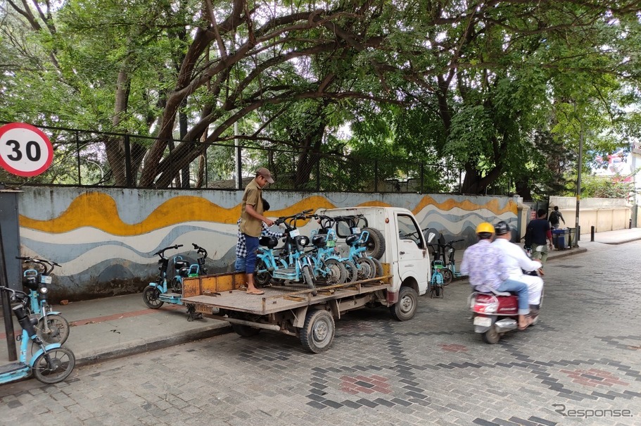 日常の足として2輪車が普及するインドの風景。