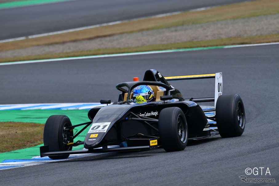 新型FIA-F4フォーミュラカー