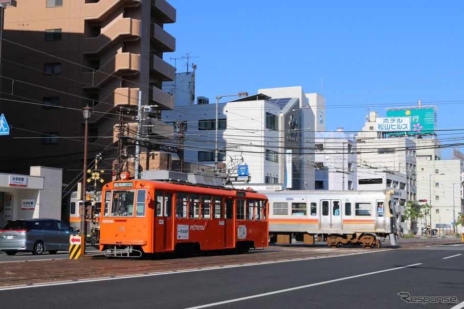 伊予鉄道の鉄道線と軌道線の平面交差。