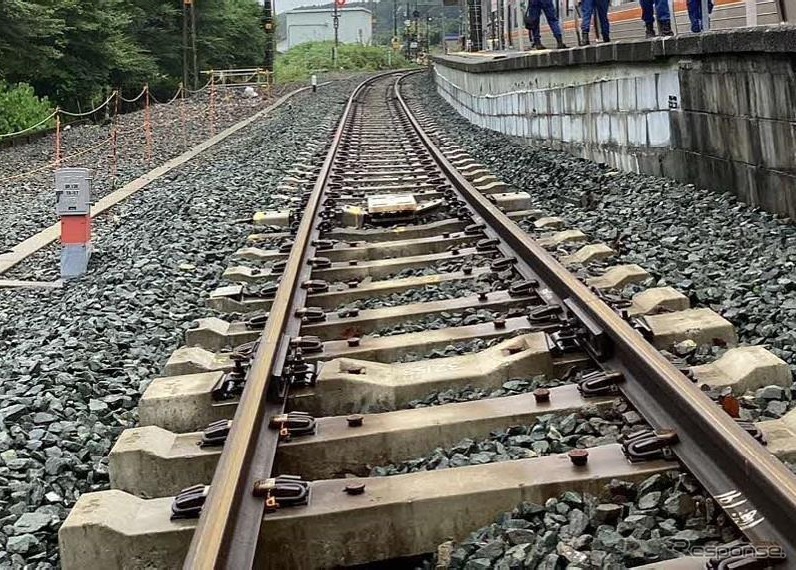 線路設備が一部変状した本長篠駅。