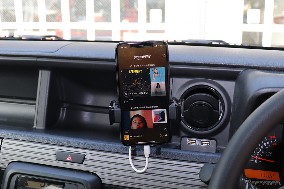車内でスマホが音楽再生機として使われている様子。