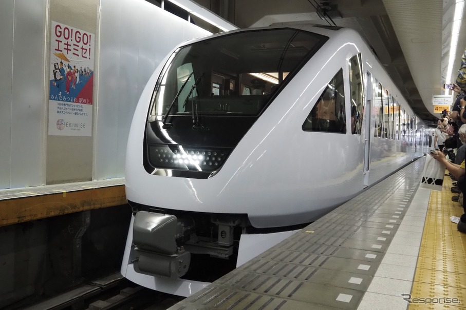 東武鉄道N100系スペーシアX。浅草駅はスペーシアXデビューに備えて5番ホームを改装中