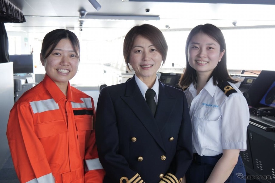 松下が乗船する外航自動車船Beluga Aceには松下以外にも当社女性船員が複数名乗船する（写真左から安留次席三等機関士、松下船長、三宅三等航海士）