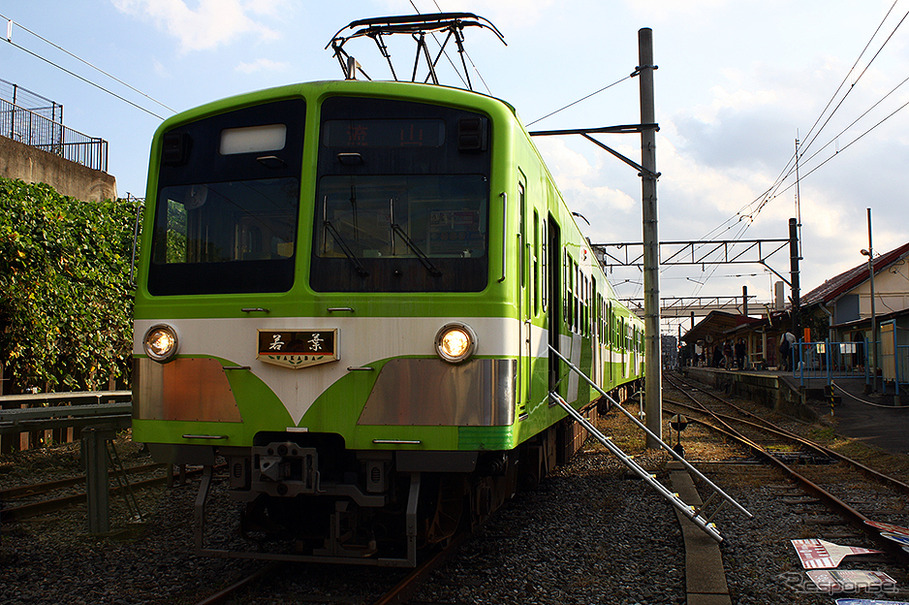 2012年、西武鉄道から入線してきた5000形「若葉」。