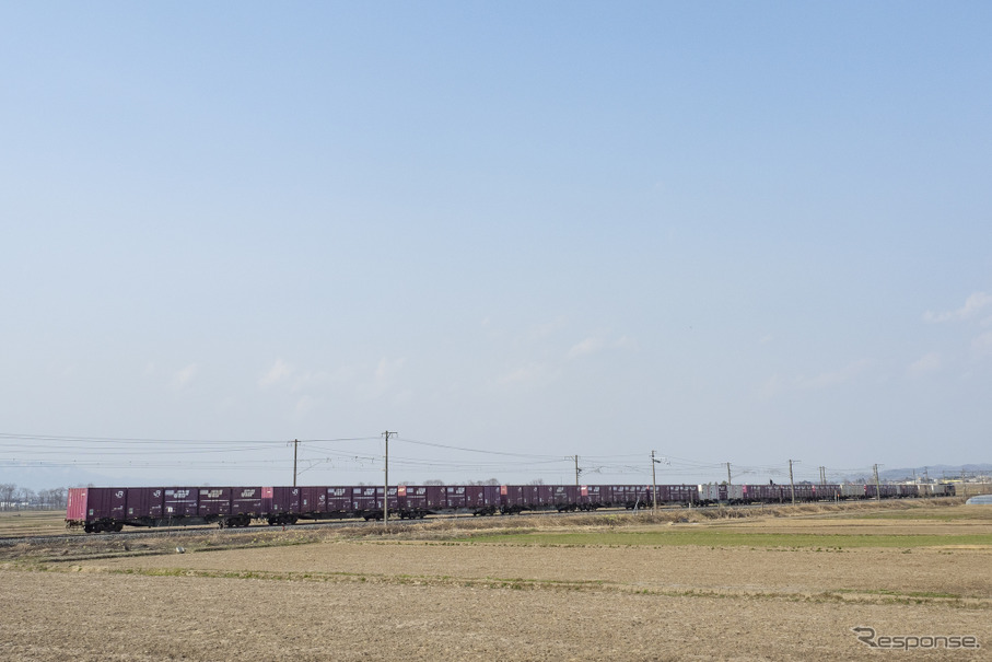函館本線・峰延～光珠内間を行く貨物列車。2023年4月10日。