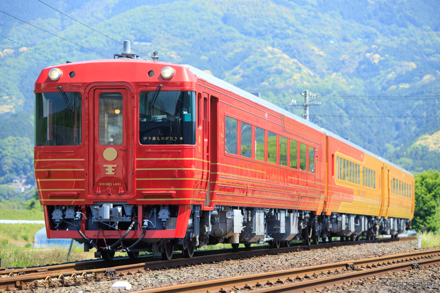 JR四国の『伊予灘ものがたり』。3号車のフィオーレスイートは最後部の車両。