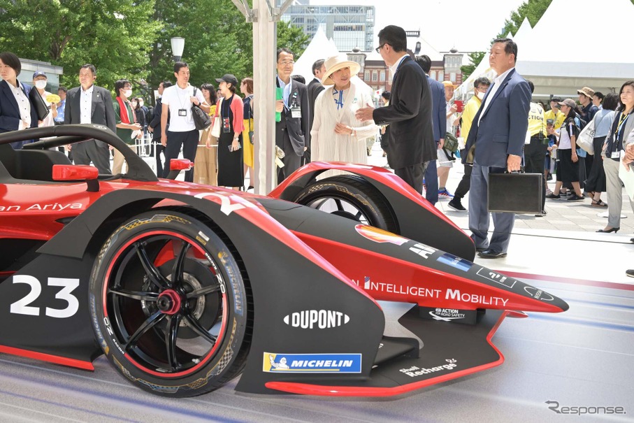 フォーミュラE車両を視察する小池都知事（E-Tokyoキックオフ）