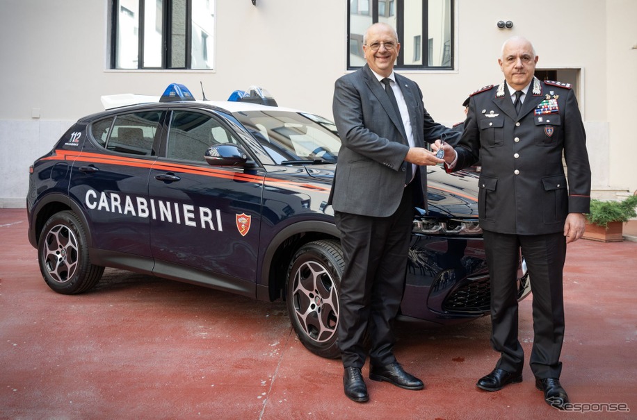 アルファロメオ・トナーレ・ハイブリッド のイタリア国家憲兵の「カラビニエリ」仕様