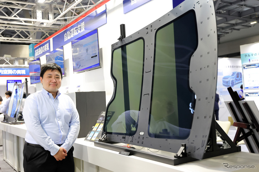 ＡＧＣの「Low-Eコート付き調光パノラマルーフ」とＡＧＣ オートモーティブカンパニー トヨタグローバルユニット マネージャー セールスエンジニアの大川潤氏