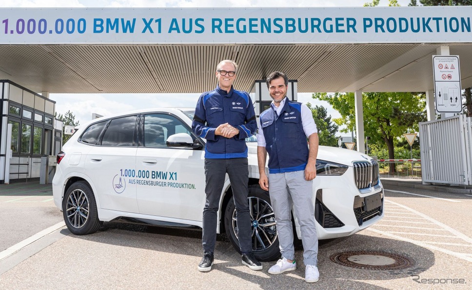 BMWグループの独レーゲンスブルク工場における生産100万台目のX1になった『iX1』