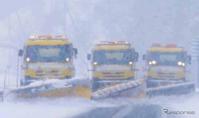 除雪車が梯団運転する様子