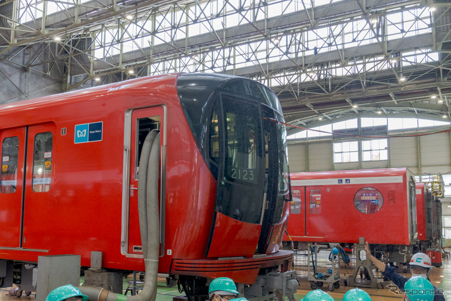 中野車両管理所で点検整備が行われる丸ノ内線2000系。