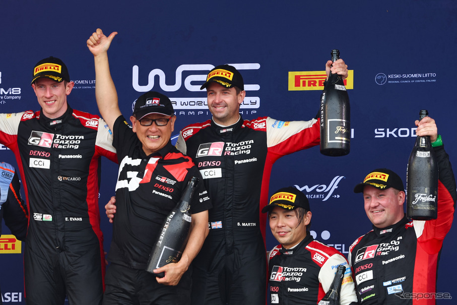 WRC第9戦フィンランドの表彰台。左から優勝ドライバーのエバンス、優勝マニュファクチャラーであるトヨタの豊田章男氏、優勝コ・ドライバーのマーティン、3位の勝田、勝田のコ・ドライバーであるジョンストン。