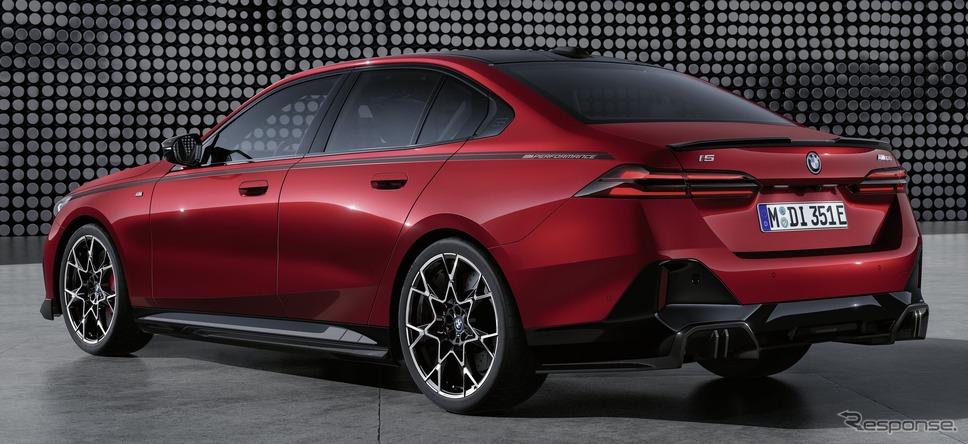 BMW i5 の「Mパフォーマンスパーツ」装着車