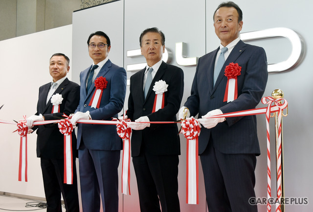 （左から）明治モータース株式会社　斉藤剛取締役社長、BYD Japan株式会社　劉学亮代表取締役社長、明治産業株式会社　竹内眞哉取締役社長、BYD Auto Japan株式会社　東福寺厚樹代表取締役社長