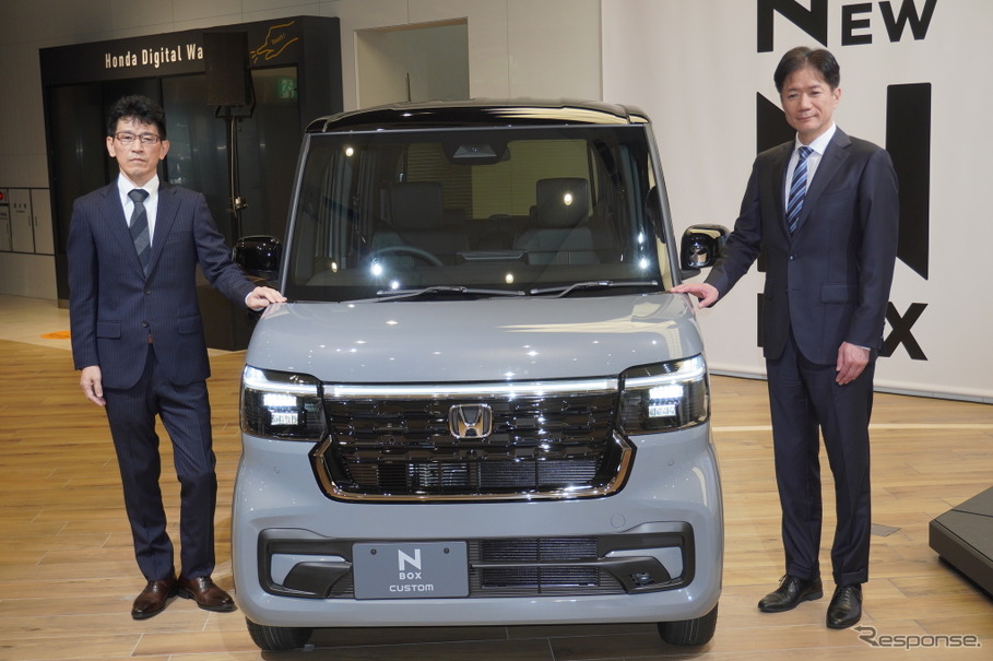 N-BOXカスタムとホンダ統合地域本部日本統括部の　高倉記行部長（右）とN-BOX開発責任者の諫山博之氏