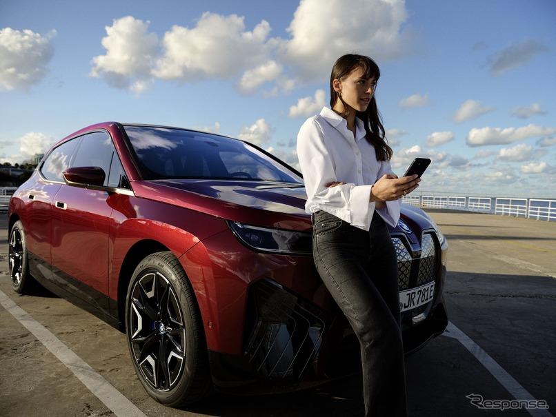 BMW iX とスマホアプリ「My BMWアプリ」による車両の自動駐車イメージ