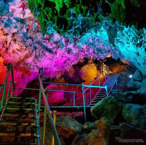 CAVE OKINAWAは、沖縄県中部のうるま市石川にある全長約200mの洞窟を探検できるサービスを観光客向けに提供