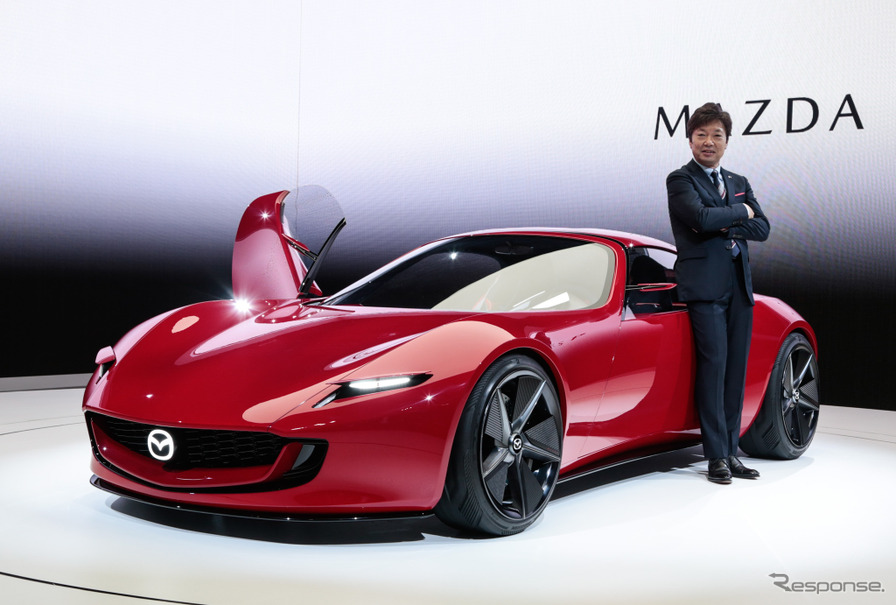 マツダデザイン本部 本部長の中山雅氏と『MAZDA ICONIC SP』
