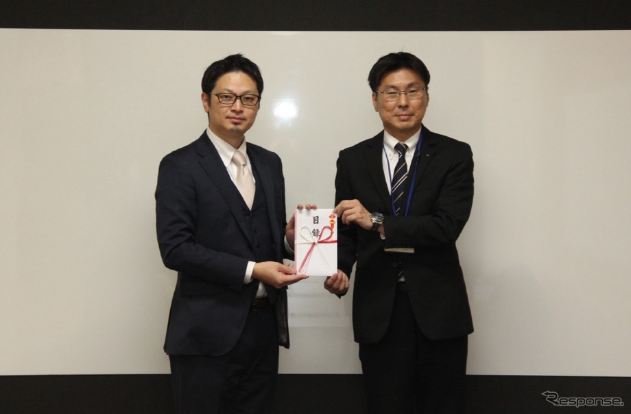 左：ナイルの大谷昌史 執行役員社長補佐、右：福島県生活環境部生活交通課の佐藤司課長