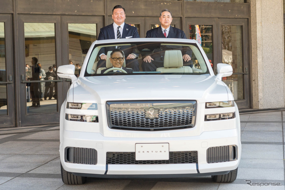 豊田会長（運転席）、宮城野親方（車上向かって左）と芝田山親方